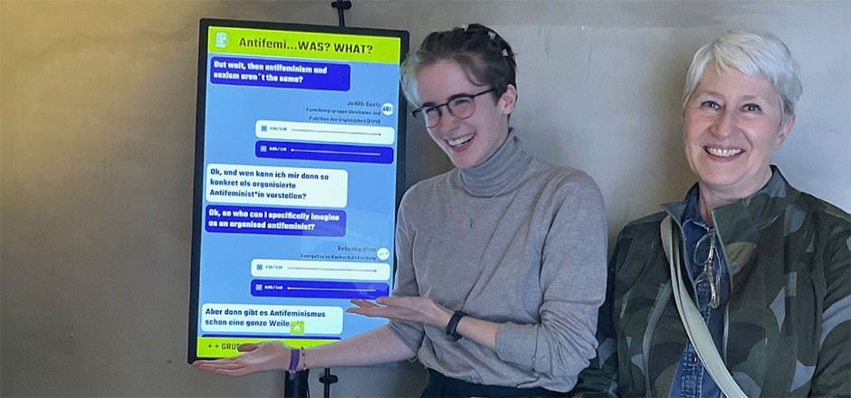 Auszubildende und Projektleitung ZMB stellen Touchscreen vor