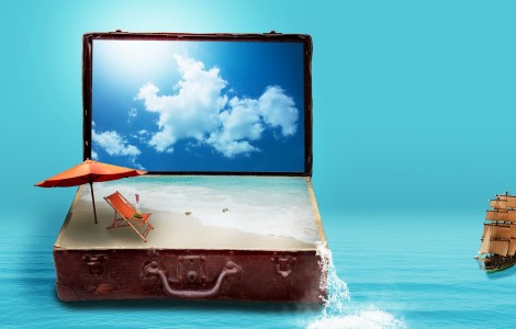 Strand, Meer in Koffer und Himmel auf Bildschirm