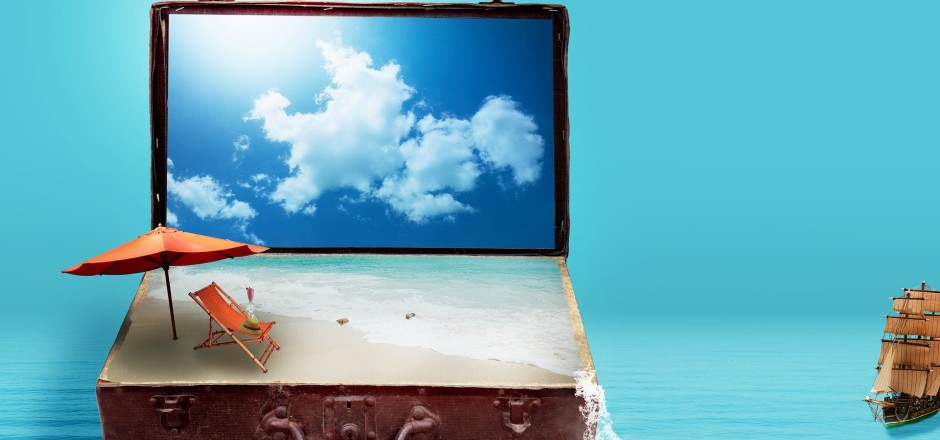 Koffer mit Strand, Meer und Bildschirm mit Himmel