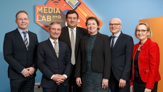 GruppenfotoReiner Limbach, Erster Landesrat des LVR // Thomas Geisel, Oberbürgermeister der Landeshauptstadt Düsseldorf // Mathias Richter, Staatssekretär Ministerium für Schule und Bildung NRW // Anne Henk-Hollstein, Vorsitzende der Landschaftsversammlung // Stefan Drewes, Leiter des LVR-Zentrum für Medien und Bildung // Prof. Dr. Angela Faber, LVR Dezernentin Schulen und Integration , MediaLab Logo