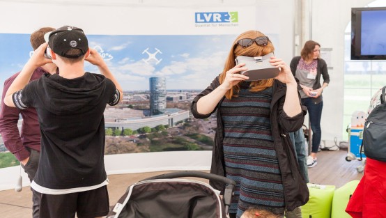 Besucher am ZMB Stand mit VR-Brille