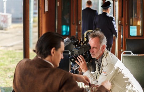 Schauspieler Jonathan Schimmer sitzt im historischen Rheinbahn-Waggon und wird vom Kameramann gefilmt.