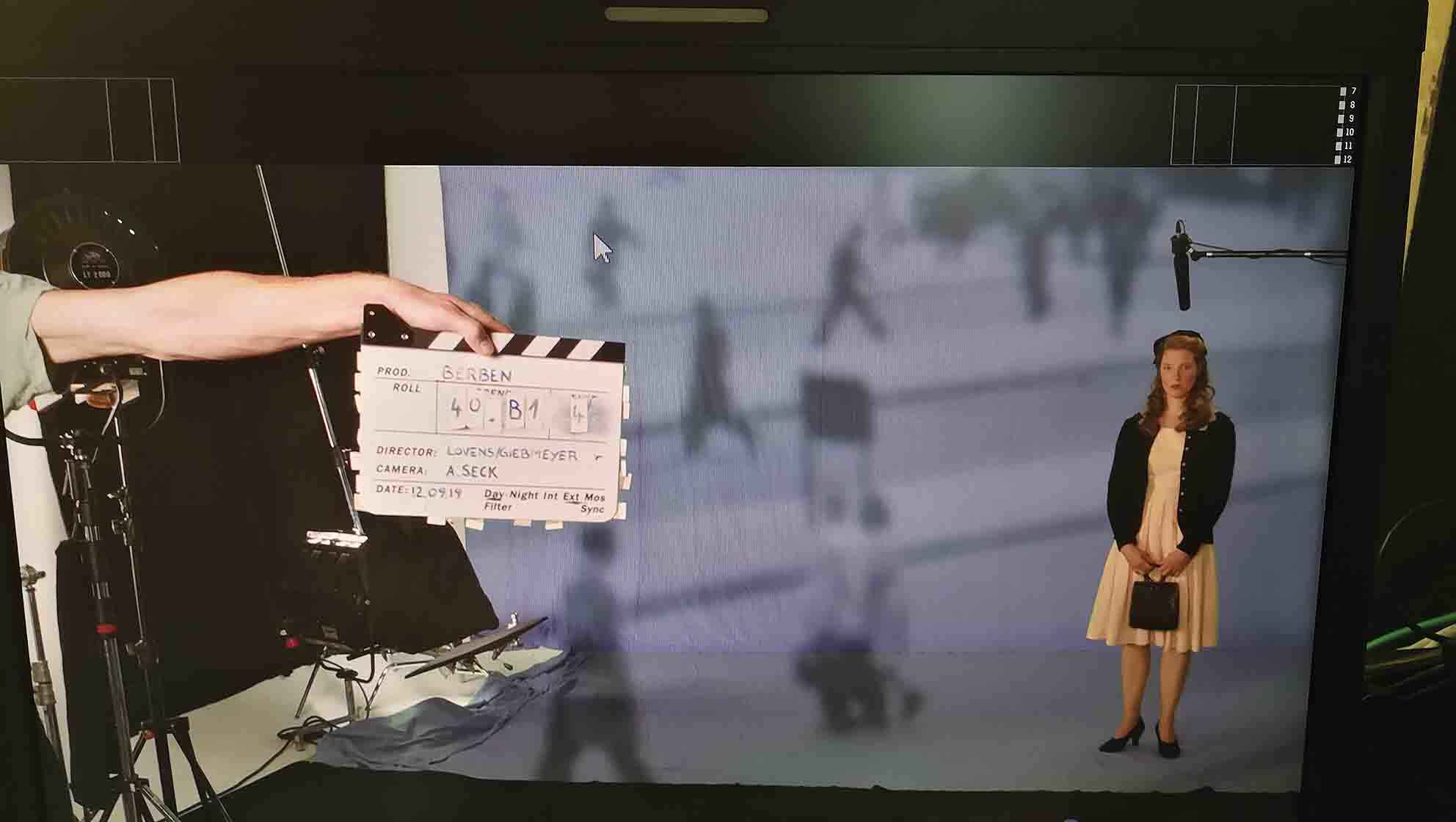 Filmklappe Frau im Hintergrund
