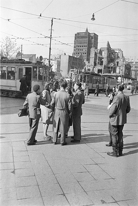 Personengruppe auf einem Bürgersteig