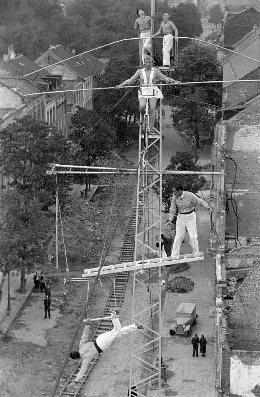Akrobaten balancieren über Seil