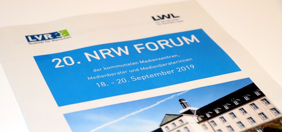 Programm des NRW Forums liegt auf einem Stuhl