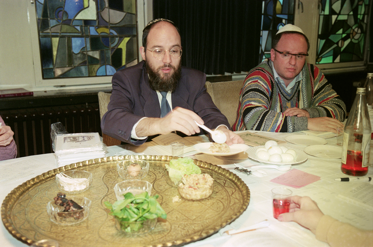 Zwei Männer sitzen an einem gedeckten Tisch