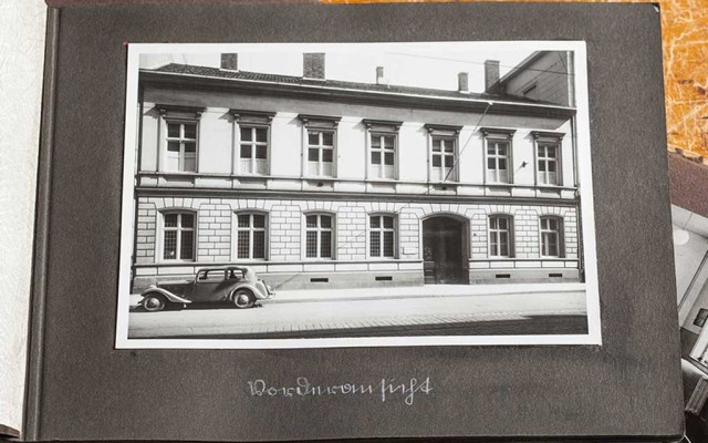 Schwarz-weiss-Foto mit der Aussenansicht der ehemaligen Landesbildstelle Niederrhein in Düsseldorf