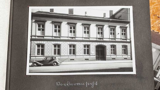 Schwarz-weiss-Foto mit der Aussenansicht der ehemaligen Landesbildstelle Niederrhein in Düsseldorf