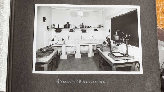 Schwarz-weiss-Foto der Dunkelkammer mit Entwicklerbecken und Arbeitsgeräten