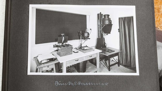 Schwarz-weiss-Foto der Dunkelkammer mit Arbeitsgeräten