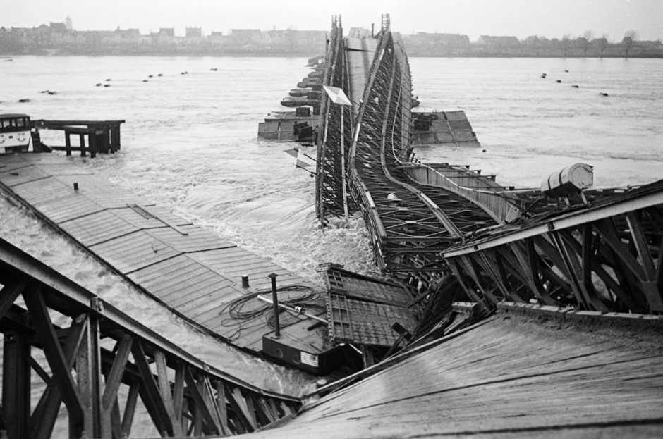 Eine zerstörte Brücke liegt im Rhein