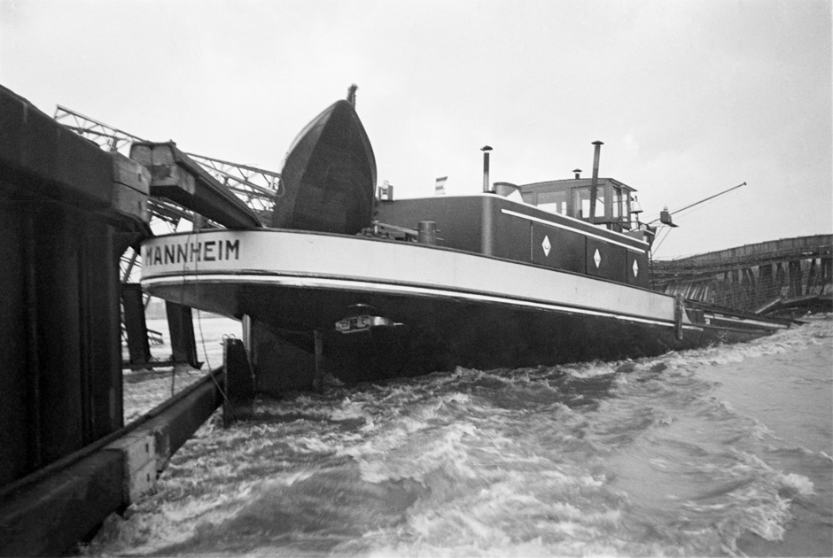 Ein Boot und Trümmer einer Brücke