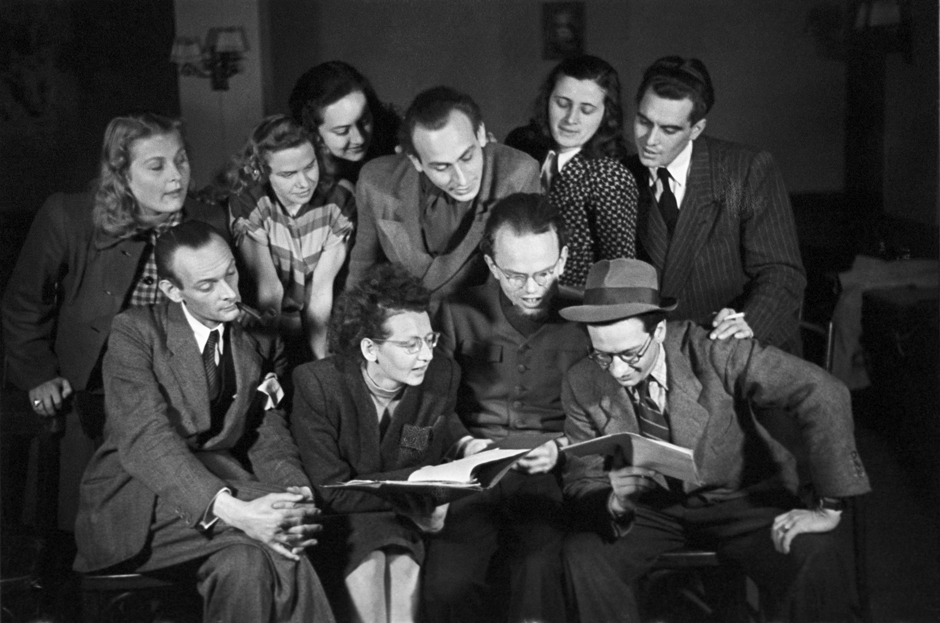 Eine Gruppe von Menschen liest einen Text