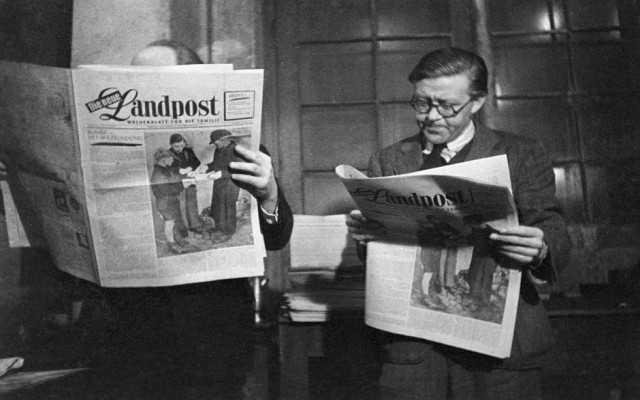 Zwei Männer lesen die Zeitung Landpost