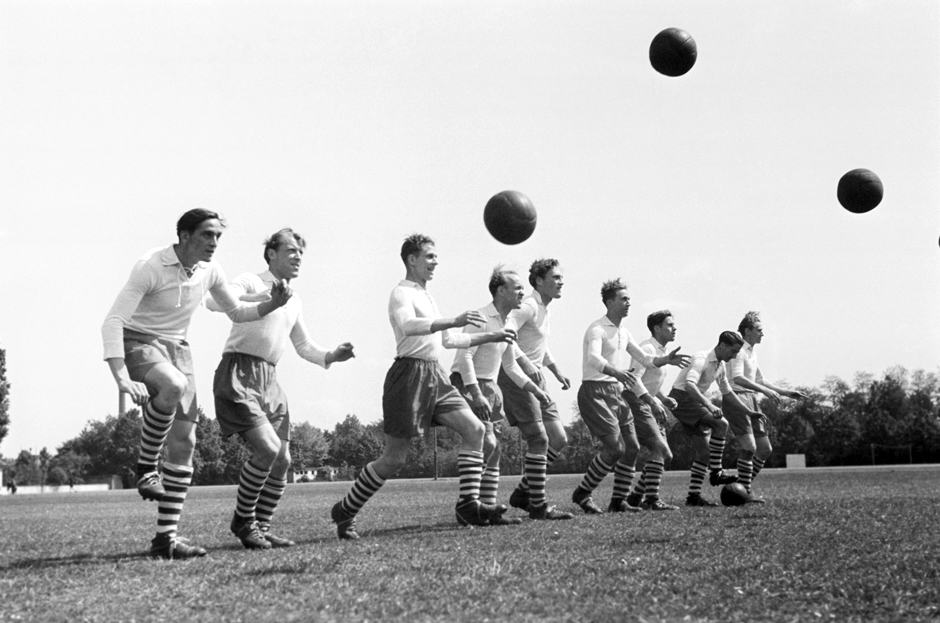 Männer beim Fußballtraining