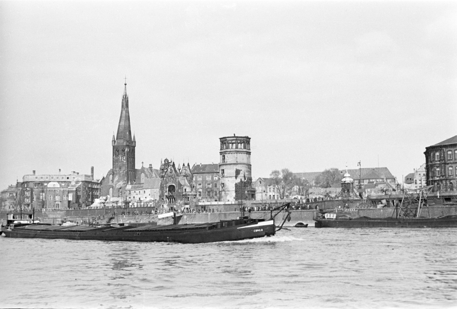 Der Rhein mit Schiffen und die Altstadt von Düsseldorf