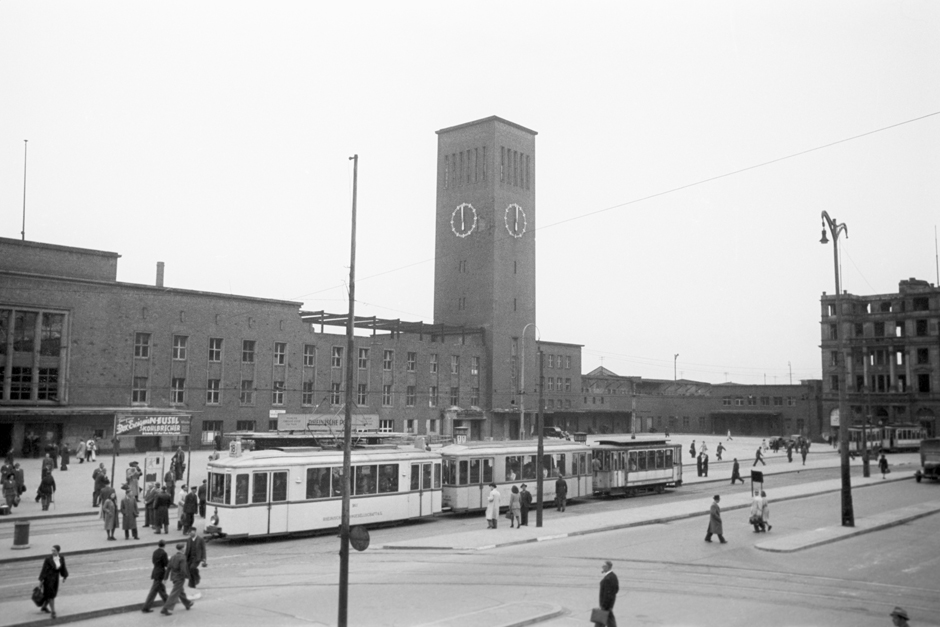 Außenaufnahme des Bahnhofsgebäudes in Düsseldorf mit einer Straßenbahn im Vordergrund