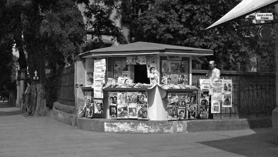 Kiosk mit Zeitungen und Zeitschriften an einer Straßenecke