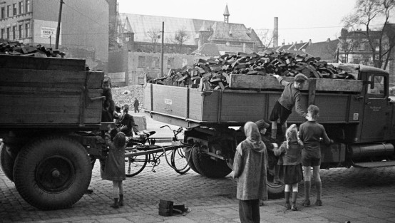 Kinder stehlen Kohle von einem LKW