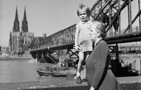 Oma und Enkelin am Deutzer Rheinufer - mit Blick auf den Kölner Dom und die Hohenzollerbrücke