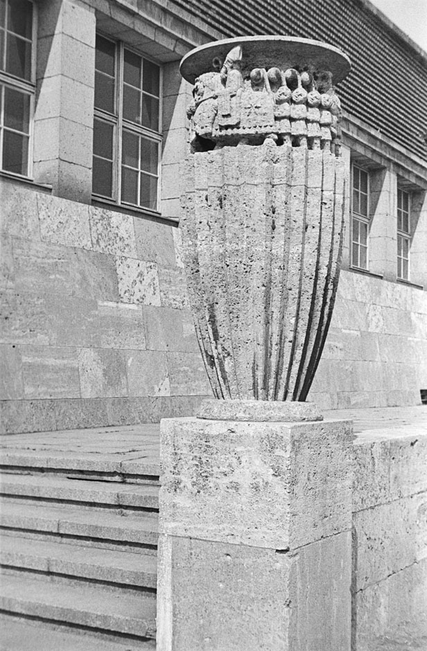 Eine Schmuckvase steht neben einer Treppe.