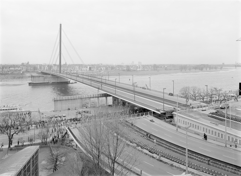 LVR-ZMB, H. Dahmen Eine Brücke wird verschoben.