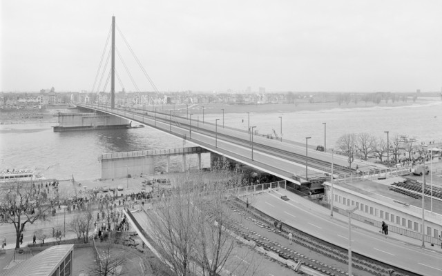 Eine Brücke wird verschoben.