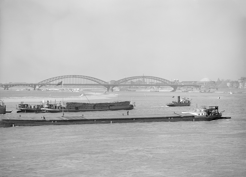 LVR-ZMB Eine Brücke mit Frachtschiffen im Vordergrund.