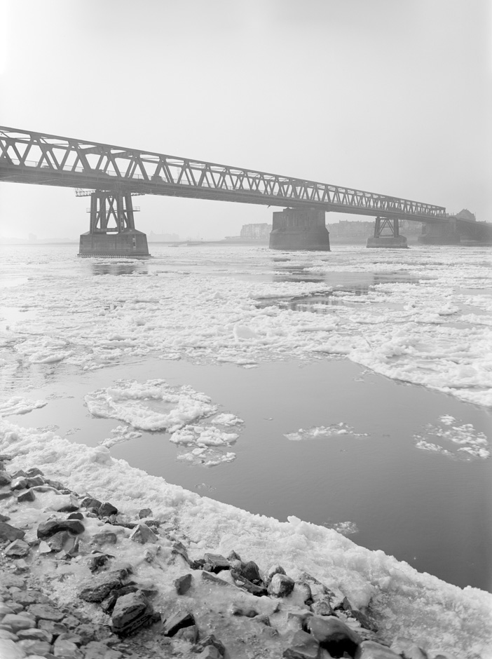 LVR-ZMB, B. Hoffmann Eine Brücke führt über einen Fluss, der mit Eisschollen bedeckt ist.