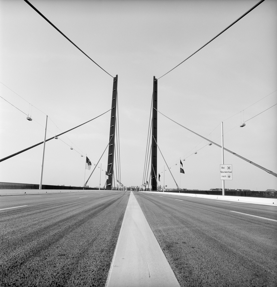 LVR-ZMB, M. Grans Die Fahrbahn einer Brücke.