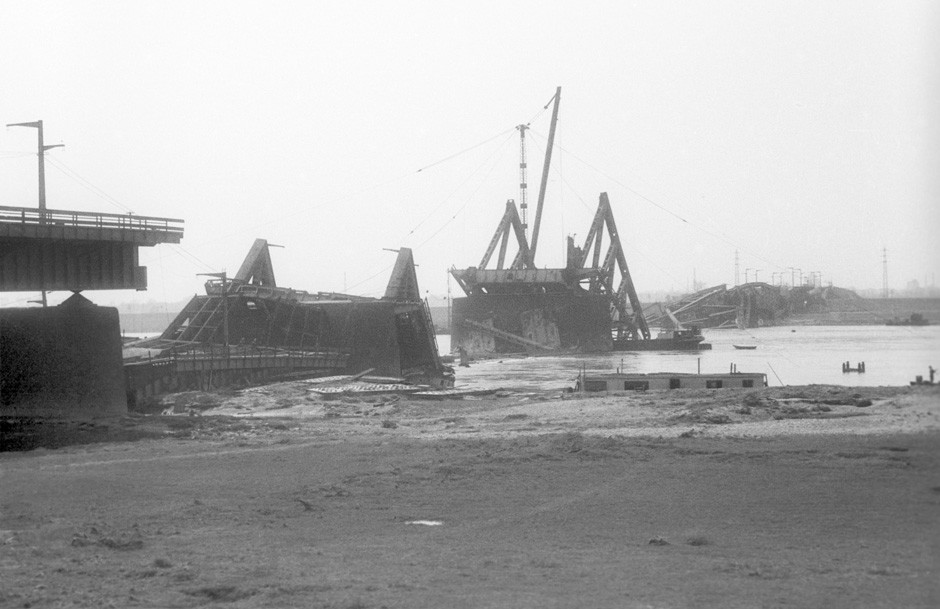 LVR-ZMB, B. Müller-Schwanneke Die Überreste einer Brücke liegen in einem Fluss.