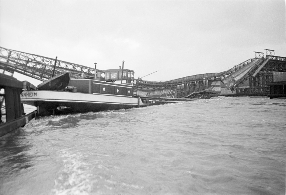 LVR-ZMB, H. Berben Die Überreste einer Brücke liegen in einem Fluss.