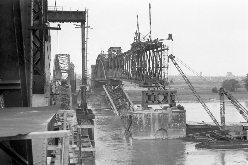 LVR-ZMB, H. Berben Der Bau einer Brücke.