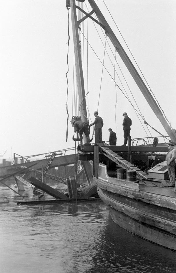 LVR-ZMB, H. Berben Die Überreste einer Brücke liegen in einem Fluss.