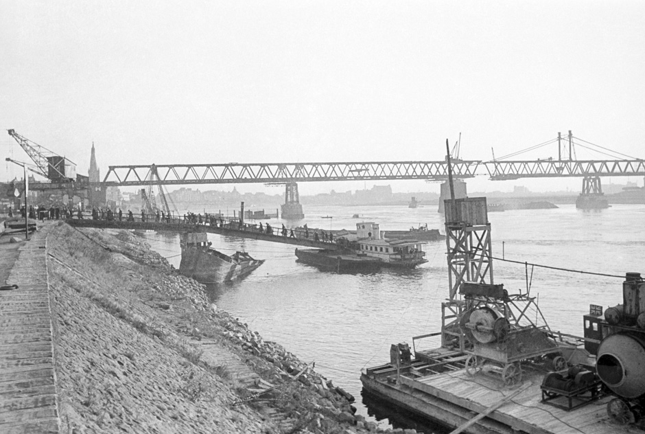 LVR-ZMB, H. Berben Der Bau einer Brücke.