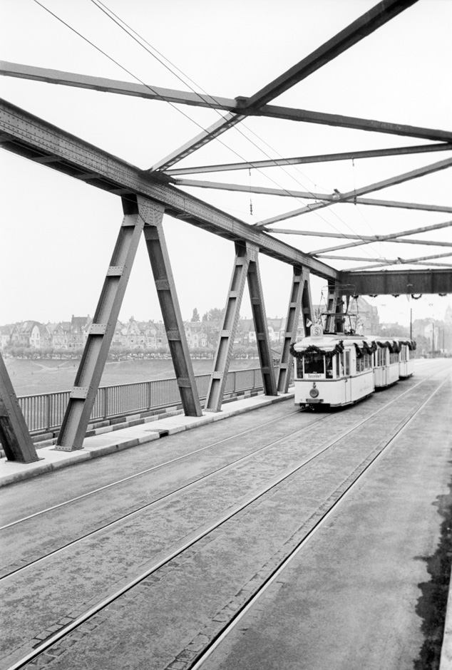 LVR-ZMB, H. Berben Eine Straßenbahn fährt über eine Brücke.