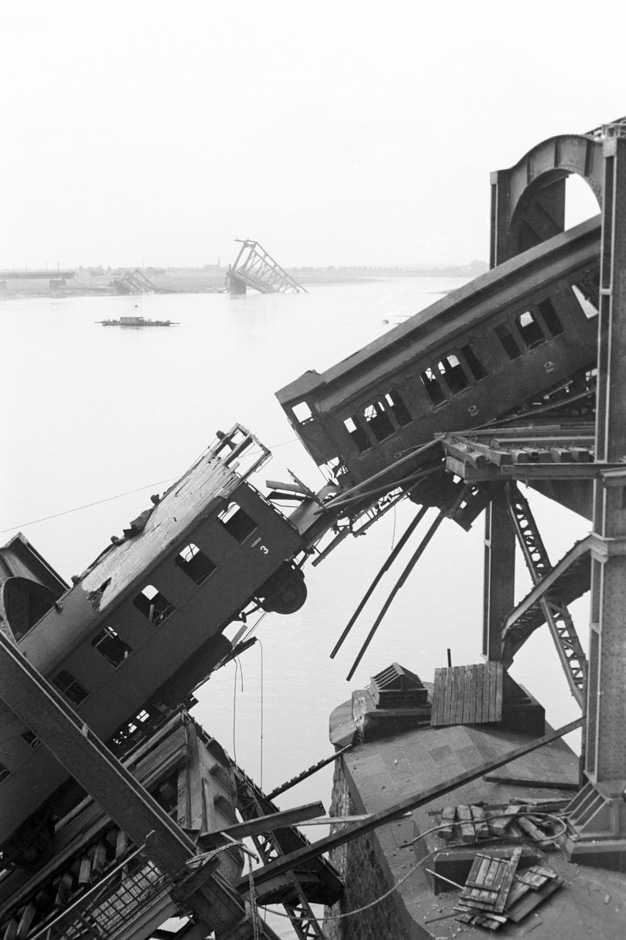 LVR-ZMB, H. Berben Ein Zug hängt von einer zerstörten Brücke herunter.