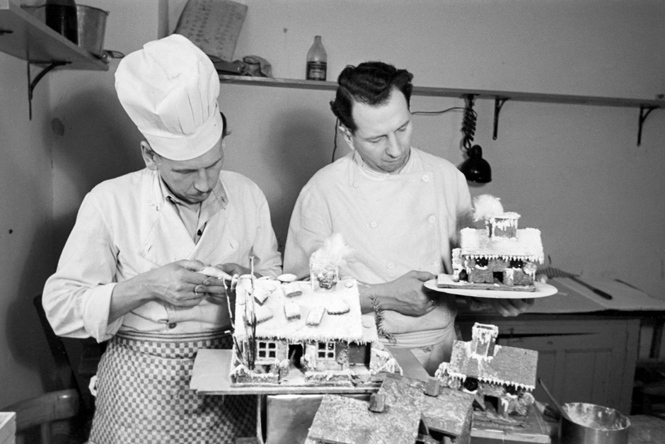 Zwei Männer stellen ein Hexenhaus her.