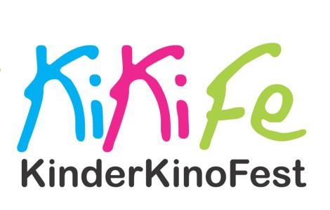 Neben einer Filmklappenfigur steht in blauer, magenta und grüner Farbe: "KiKiFe". Darunter steht KinderKinoFest.
