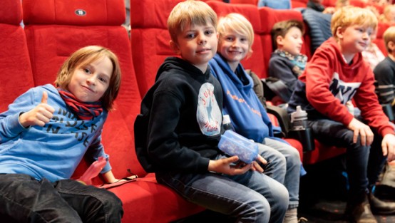 Kinder in Kinosesseln