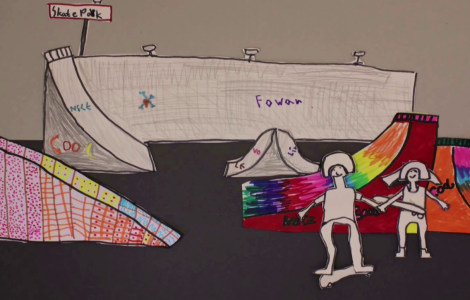 Kinderzeichnung: Zwei Kinder mit Skateboard und eine Halfpipe