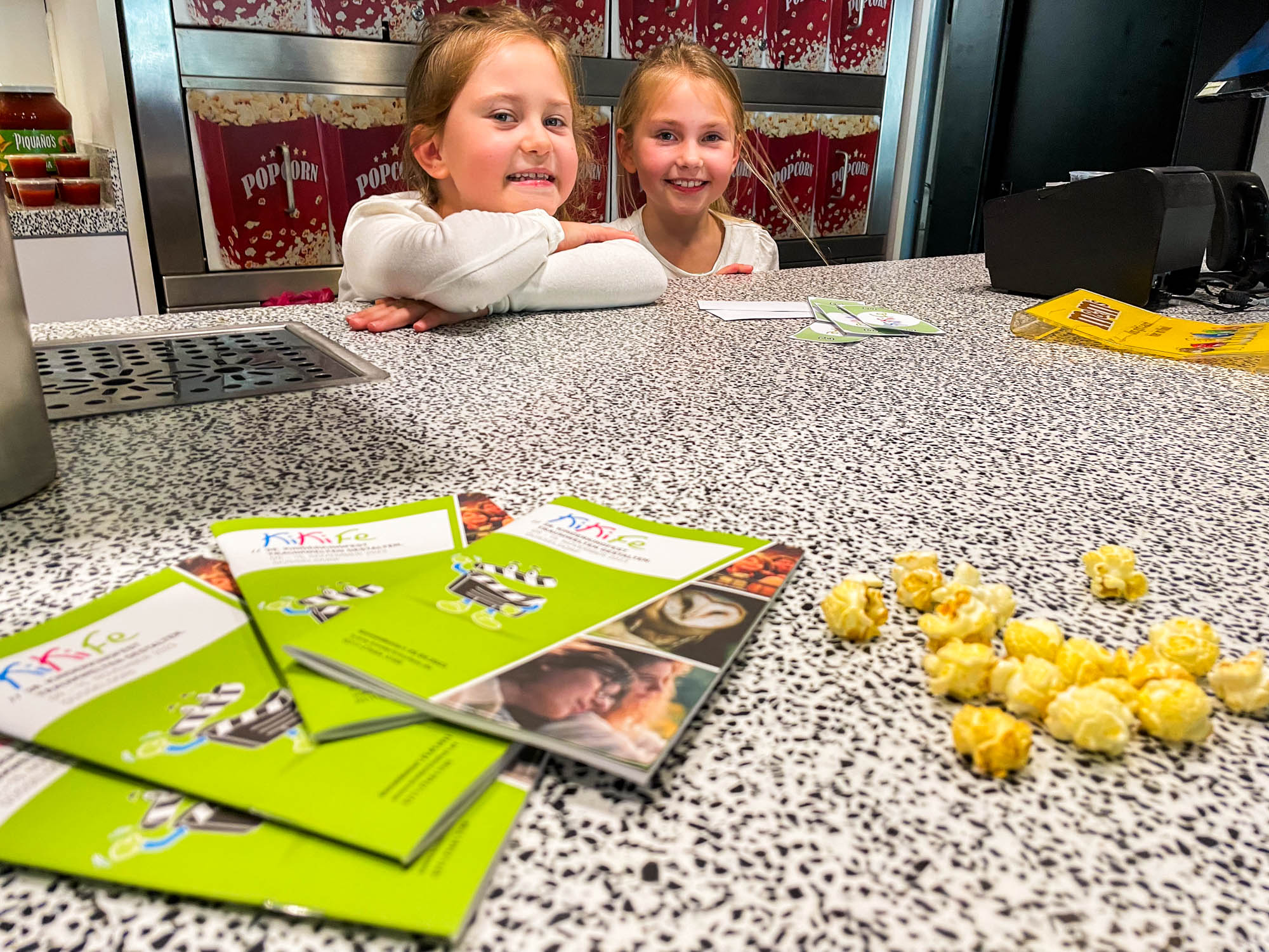 Schüler*innen spielen Verkäuferinnen im UFA-Palast Düsseldorf