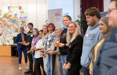 Die MEDITA-Kitas stehen in einer Reihe und empfangen ihre Dankesgeschenke.