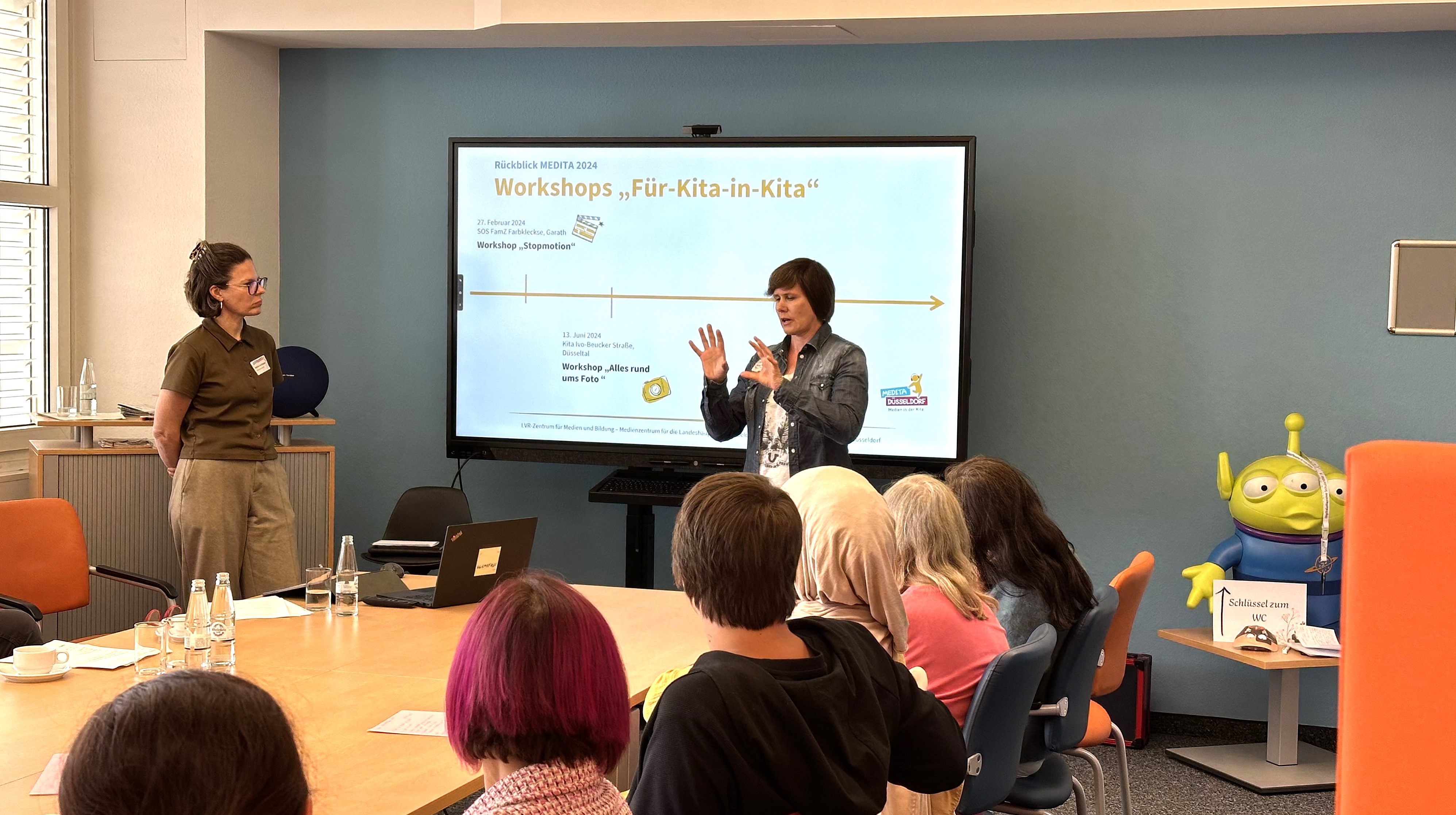 Die Medientrainerinnen stellen ihre Arbeit in den Kitas vor und berichten von den Workshop-Erfahrungen.