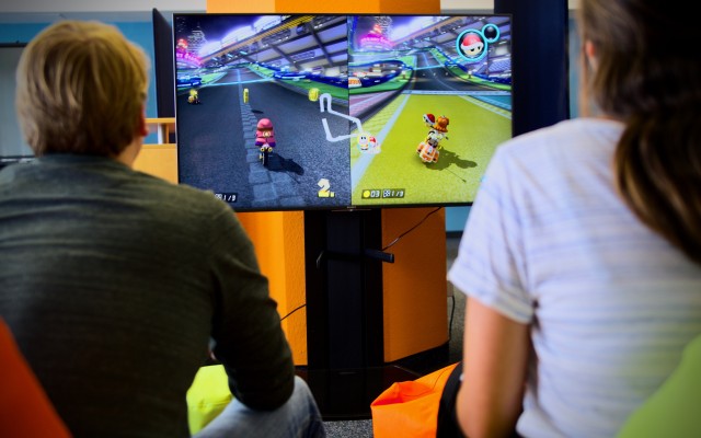 2 Personen spielen Mario Kart