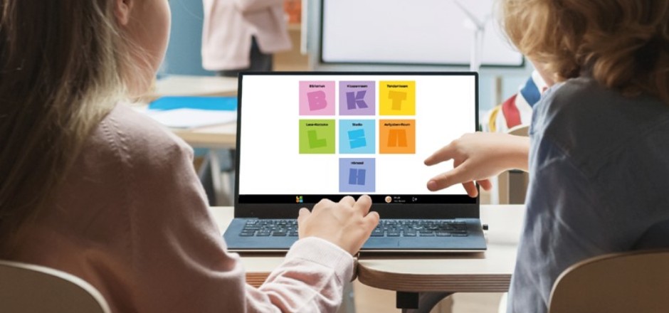 Zwei Kinder sitzen am Laptop und lernen mit LeOn. Die sieben Kurskacheln des digitalen Leseraums sind zu sehen.