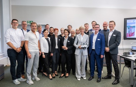 Gruppenfoto mit der Schulministerin Dorothee Feller im ZfsL Krefeld und allen beteiligten Akteur*innen des VR-Projekts; für die Medienberatung NRW stellvertretend sind Lothar Palm (Geschäftsführung) und Birgit Giering (Leitung der Arbeitsgruppe Landesweite Projekte im Rahmen des DigitalPakt Schule)