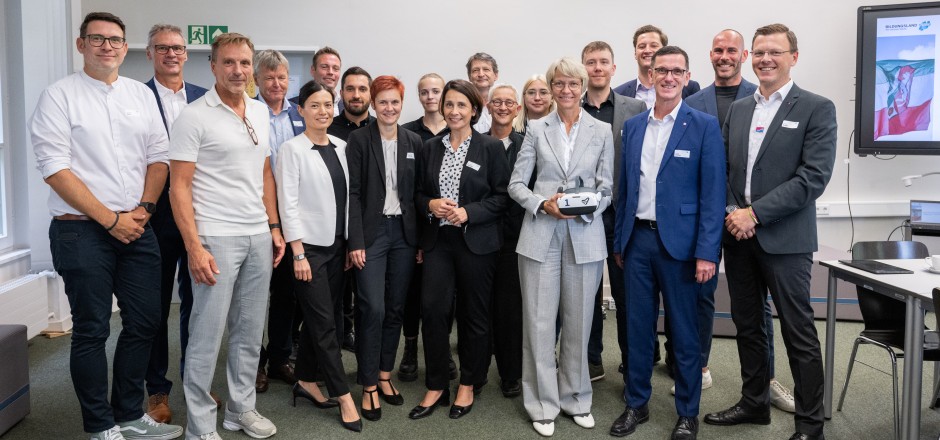 Gruppenfoto mit der Schulministerin Dorothee Feller im ZfsL Krefeld und allen beteiligten Akteur*innen des VR-Projekts; für die Medienberatung NRW stellvertretend sind Lothar Palm (Geschäftsführung) und Birgit Giering (Leitung der Arbeitsgruppe Landesweite Projekte im Rahmen des DigitalPakt Schule)