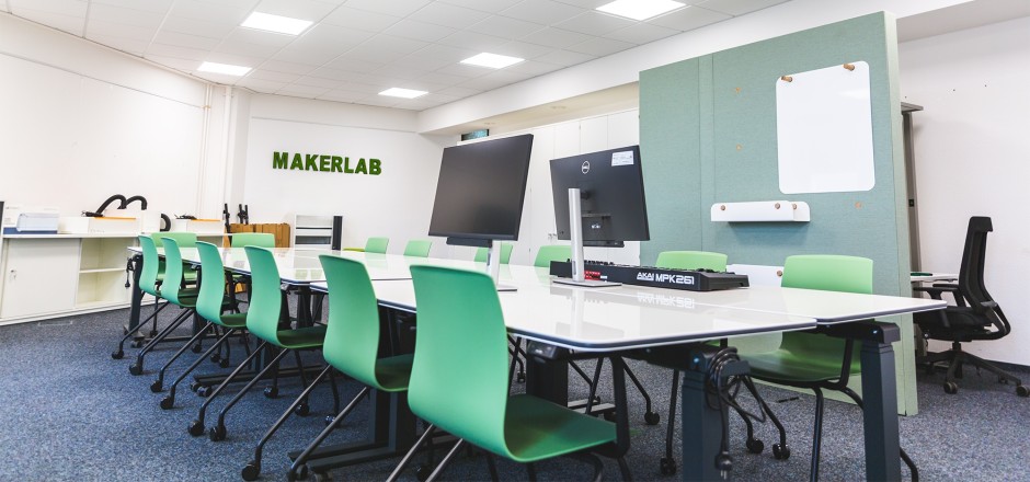 Bestuhlter MakerLab mit Displays und weiterer moderner Technik.